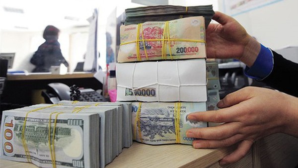 Lãi suất neo cao, cảnh báo nợ xấu vọt tăng với ngân hàng bán lẻ 