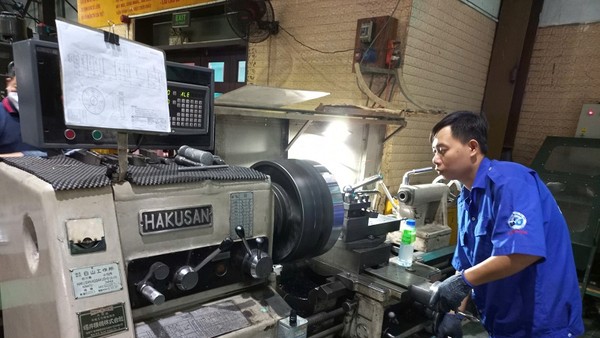 Sản xuất sản phẩm cơ khí chính xác tại một doanh nghiệp ở TP.HCM - Ảnh: Lê Quân