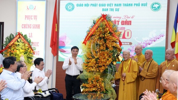 Phó Thủ tướng Nguyễn Văn Thắng chúc mừng Hòa thượng Thích Khế Chơn, Phó Chủ tịch Hội đồng Trị sự Trung ương Giáo hội Phật giáo Việt Nam, Trưởng Ban Trị sự Giáo hội Phật giáo Việt Nam thành phố Huế cùng toàn thể tăng ni, Phật tử địa phương - Ảnh VGP