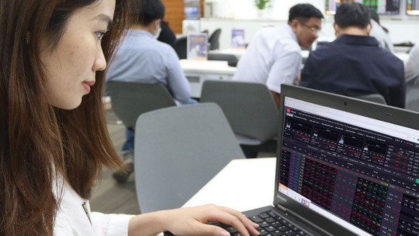 Một lượng lớn tiền đang bị “khóa” vào các đợt nộp mua cổ phiếu mới, tạo áp lực lớn lên thanh khoản thị trường chứng khoán 