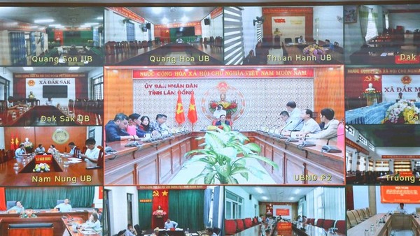 Cuộc họp được kết nối trực tuyến đến các xã, phường. Ảnh: Hạ Chúc 