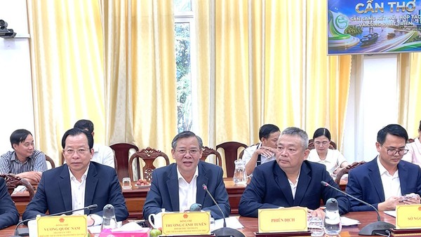 Chủ tịch UBND TP. Cần Thơ Trương Cảnh Tuyên (thứ 2 từ trái sang, hàng đầu) phát biểu tại buổi làm việc