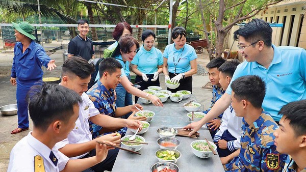 Chị Phùng Thị Bình, Phó tổng giám đốc Agribank (đứng thứ hai từ phải sang) trong chuyến công tác ở Trường Sa mới đây (Ảnh: Bình Phạm)