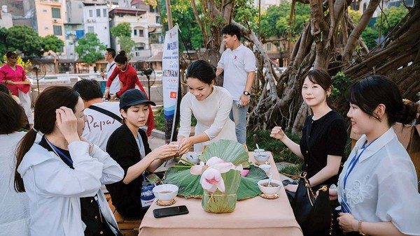 Đoàn doanh nghiệp du lịch Nhật Bản thưởng thức trà sen và chè sen tại Văn Miếu - Quốc Tử Giám (Ảnh: P.V)