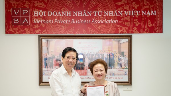 Bà Nguyễn Thị Nga nhận quyết định đảm nhiệm cương vị Quyền Chủ tịch Hội Doanh nhân Tư nhân Việt Nam
