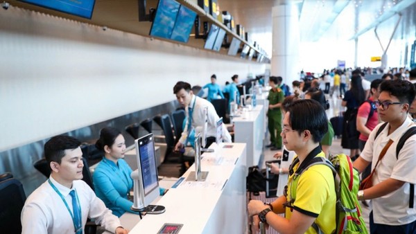 Khách hàng làm thủ tục tại sân bay.