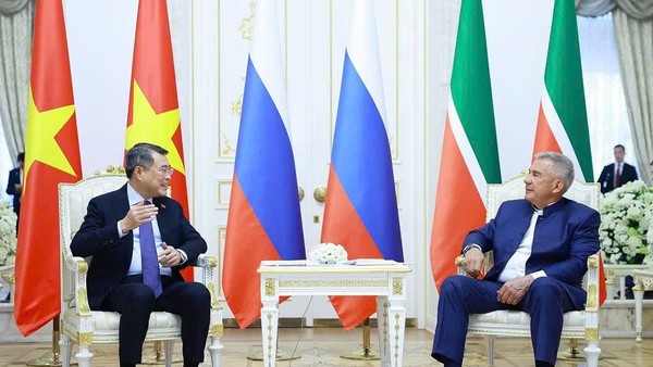 Thủ tướng Lê Minh Hưng gặp Người đứng đầu Cộng hòa Tatarstan Rustam Minnikhanov. (Ảnh: Dương Giang/TTXVN)