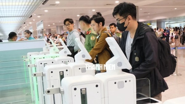Hành khách xuất nhập cảnh qua hệ thống autogate tại sân bay Tân Sơn Nhất. Ảnh: Báo Thanh Niên.