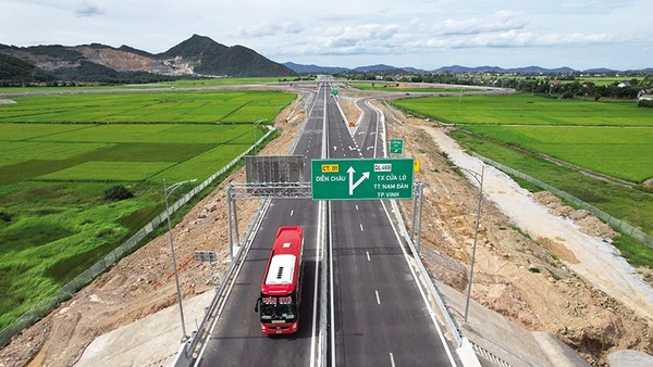Cao tốc Bắc - Nam phía Đông, đoạn Diễn Châu - Bãi Vọt. Ảnh: Trân Châu 