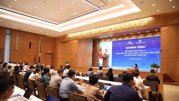 Các học viên Văn phòng Chính phủ thực hành ứng dụng AI vào các tình huống nghiệp vụ thực tế theo phương châm “Học để ứng dụng ngay”, với 70% thời lượng dành cho thực hành trên các nền tảng AI nổi bật là C-AI Legal, C-BizAgent các sản phẩm AI do CMC nghiên cứu và làm chủ.