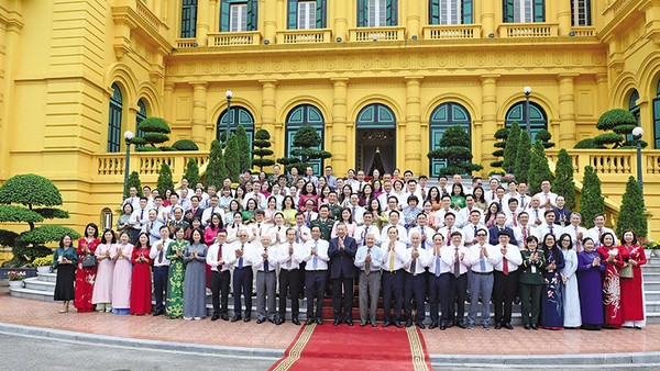 Tổng Bí thư, Chủ tịch nước với các nhà báo tiêu biểu nhân kỷ niệm 101 năm Ngày Báo chí Cách mạng Việt Nam. Ảnh: TTXVN