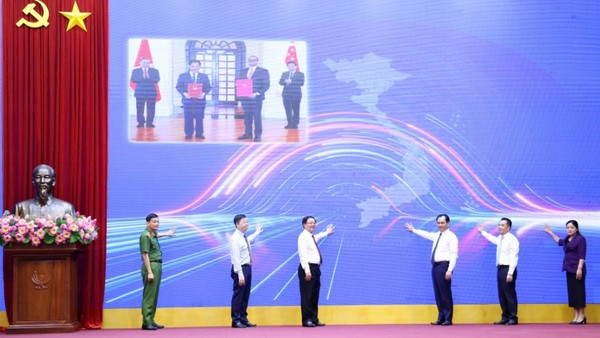 Phó Thủ tướng Hồ Quốc Dũng và các đại biểu bấm nút ra mắt Hệ thống truy xuất nguồn gốc nông sản - Ảnh: VGP