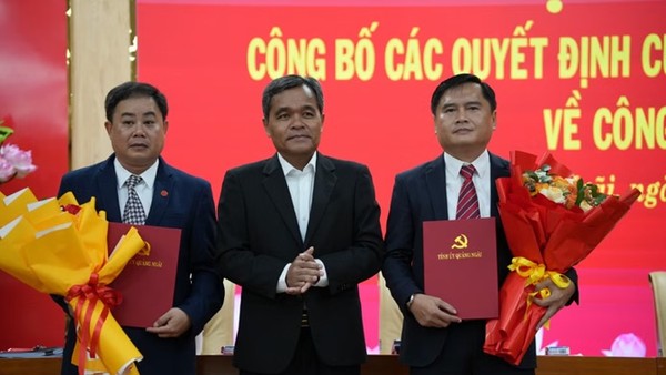 Bí thư Tỉnh ủy Quảng Ngãi Hồ Văn Niên (giữa) trao quyết định của Ban Bí thư Trung ương Đảng và tặng hoa chúc mừng ông Trần Ngọc Tuấn và ông Trương Huy Tâm. Ảnh: Thiên Hậu 