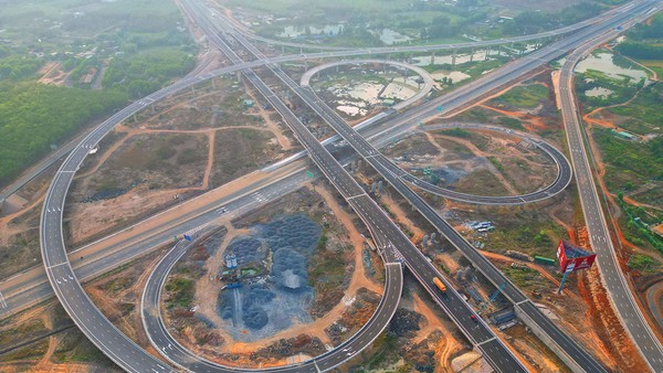 Tăng tốc giải ngân đầu tư công tạo khối lượng công việc lớn cho nhóm xây dựng, hạ tầng và công nghệ giao thông.
