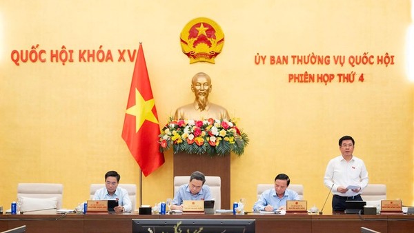 Phó chủ tịch Quốc hội Nguyễn Hồng Diên điều hành phiên thảo luận. 