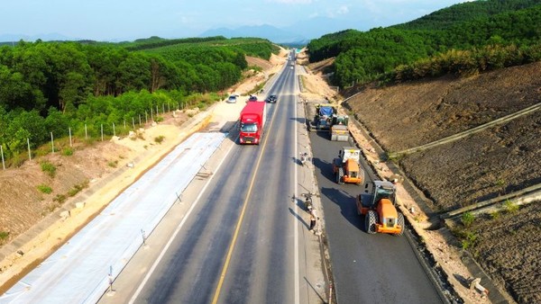 Chính thức "đóng" cao tốc Cam Lộ-La Sơn khung giờ 17h00-5h00 sáng 
