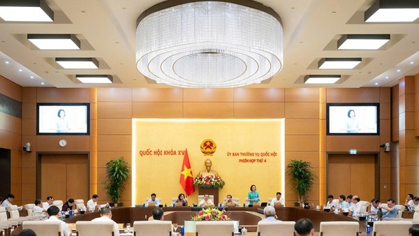 Phó chủ tịch Quốc hội Nguyễn Thị Thanh điều hành phiên thảo luận. 
