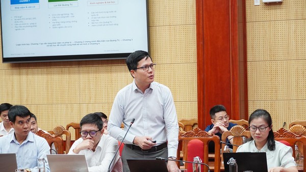 Đại diện đơn vị tư vấn trình bày báo cáo nghiên cứu Đề án. Ảnh: Hồng Mến
