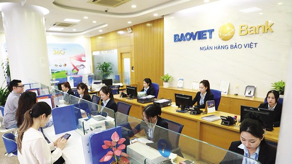 Người dân cần cảnh giác với lời chào mời gửi tiền lãi suất cao, nên đến tận quầy giao dịch cho chắc chắn. Ảnh: Đức Thanh