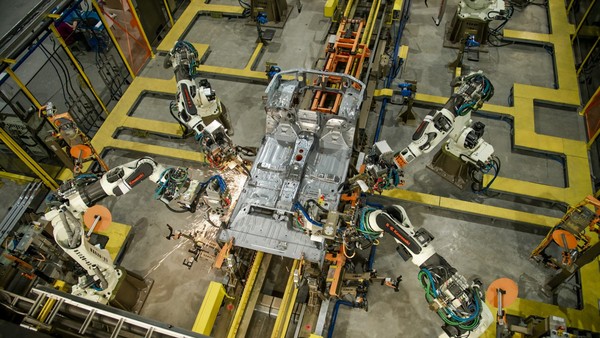 Công đoạn hàn trong dây chuyền lắp ráp ô tô tại Nhà máy Ford Hải Dương. Ảnh: ĐVCC. 