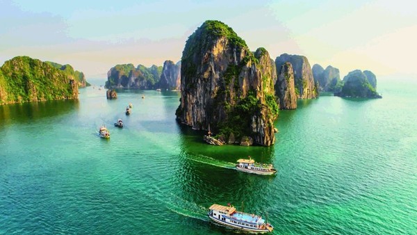Vịnh Hạ Long: Di sản thiên nhiên thế giới đầu tiên của Việt Nam.