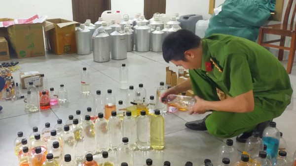 Thủ đoạn bán nước hoa giả trên Shopee, 10 tháng thu lợi 500 triệu đồng 
