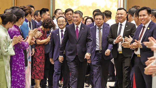 Thủ tướng Chính phủ và các doanh nghiệp tại Hội nghị thường trực Chính phủ với cộng đồng doanh nghiệp ngày 18/7/2026. Ảnh: Nhật Bắc