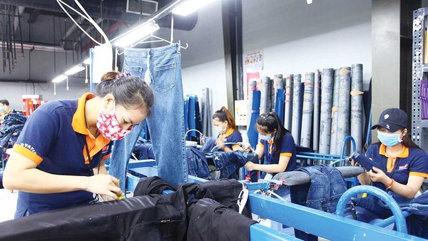 Dệt may là một trong những ngành hàng có tỷ lệ nội địa hóa cao nhất. Trong ảnh: Sản xuất tại Công ty CP Quốc tế Phong Phú (Ảnh: Lê Toàn)