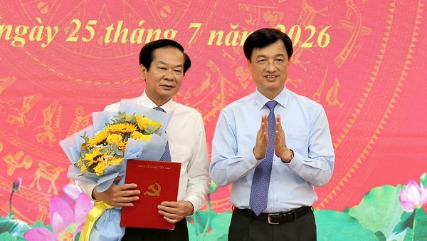 Trưởng Ban Tổ chức Trung ương Nguyễn Duy Ngọc trao quyết định cho ông Đỗ Thanh Bình. Ảnh: Phạm Trung