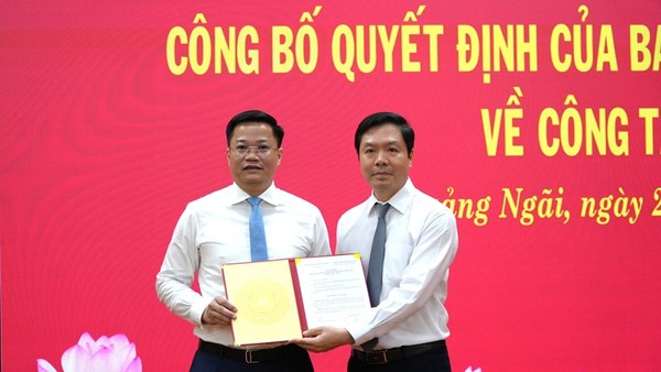 Phó Trưởng Ban Tổ chức Trung ương Trịnh Mạnh Linh (phải) trao quyết định của Ban Bí thư cho ông Nguyễn Đức Tâm. 