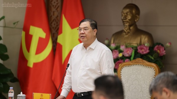 Phó Thủ tướng Thường trực Phạm Gia Túc nhấn mạnh yêu cầu khẩn trương tháo gỡ khó khăn, sớm đưa các dự án điện gió đã hoàn thành vào hoạt động sản xuất, kinh doanh, tránh lãng phí nguồn lực. Ảnh: VGP