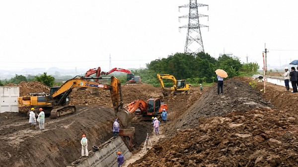 Các nhà thầu huy động tối đa nhân lực, máy móc, tổ chức thi công 3 ca 4 kíp trên công trường dự án chống ngập khẩn cấp, góp phần rút ngắn thời gian thực hiện từ gần 2 năm xuống còn khoảng 5 tháng.