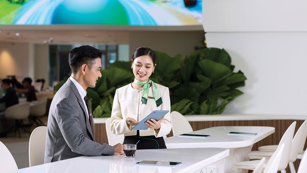 Đẩy mạnh thu nhập ngoài lãi là chiến lược của nhiều ngân hàng trong bối cảnh NIM bị bào mòn bởi áp lực chi phí vốn