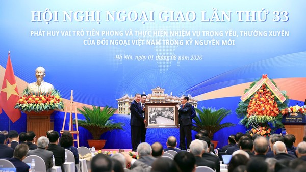 Tổng Bí thư, Chủ tịch nước Tô Lâm tặng quà Bộ Ngoại giao. Ảnh: Đức Thanh