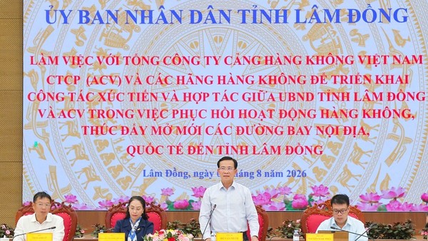 Chủ tịch UBND tỉnh Lâm Đồng Hồ Văn Mười (đứng) làm việc với Tổng công ty Cảng hàng không Việt Nam (ACV) và các hãng hàng không. Ảnh: Hạ Chúc 