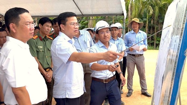 Đoàn công tác UBND tỉnh Quảng Ngãi kiểm tra Dự án Đường nối từ cầu Thạch Bích - Tịnh Phong vào chiều ngày 8/8.