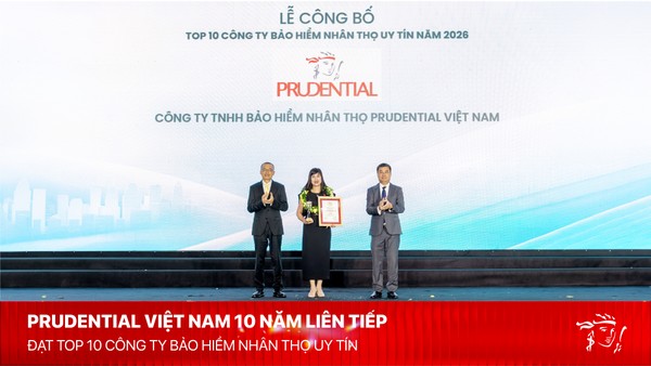 Bà Lê Hương Ly - Phó tổng giám đốc Pháp lý, Truyền thông và Đối ngoại Prudential Việt Nam (giữa)