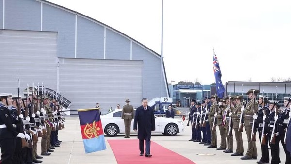 Lễ tiễn Tổng Bí thư, Chủ tịch nước Tô Lâm tại sân bay quốc tế Canberra. (Ảnh: Thống Nhất/TTXVN)
