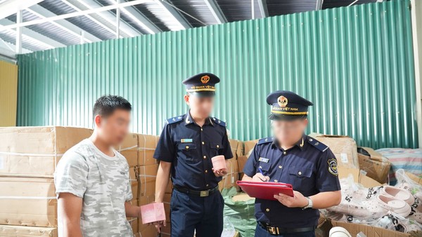 Công chức hải quan kiểm tra hàng hoá vi phạm.