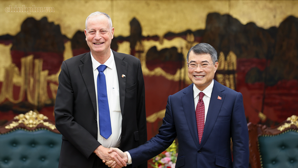 Thủ tướng Chính phủ Lê Minh Hưng tiếp Đại sứ Israel tại Việt Nam Yaron Mayer - Ảnh: Chinhphu.vn/Nhật Bắc