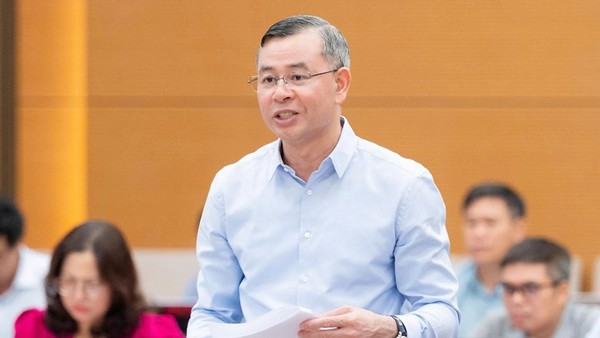 Bộ trưởng Bộ Tài chính Ngô Văn Tuấn trình bày đề xuất của Chính phủ - Ảnh: QH. 