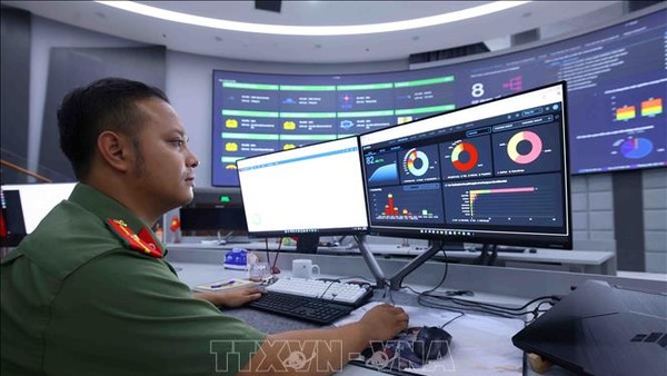 Cán bộ, chiến sĩ Cục An ninh mạng và phòng, chống tội phạm sử dụng công nghệ cao theo dõi biểu đồ xu hướng mã độc, đánh giá trực tiếp các nguy cơ trên không gian ảo (Ảnh: TTXVN)