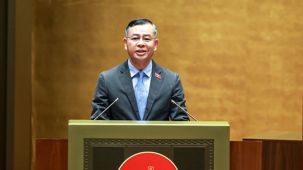 Bộ trưởng Bộ Tài chính Ngô Văn Tuấn báo cáo tiếp thu, giải trình trước khi Quốc hội bấm nút - Ảnh: Đức Thanh.