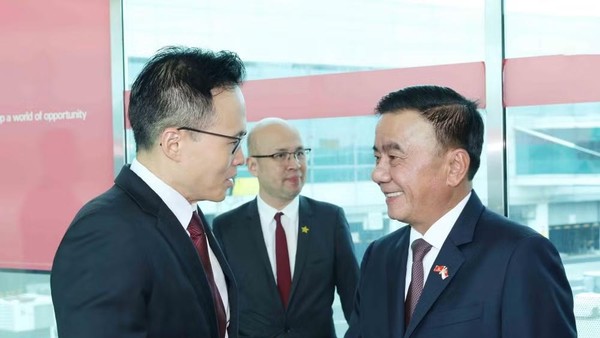 Thường trực Ban Bí thư Trần Cẩm Tú tới Sân bay Changi, bắt đầu chuyến thăm chính thức Cộng hòa Singapore. (Ảnh: Phương Hoa/TTXVN)