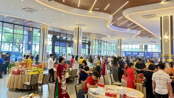 Doanh nghiệp, hợp tác xã tìm kiếm cơ hội hợp tác, mở rộng thị trường thông qua các phiên kết nối. Ảnh: Quỳnh Nga
