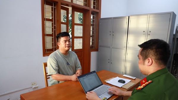 Vũ Hoàng Hải (còn gọi là Hải Sapa TV) tại Cơ quan điều tra. Ảnh: BCA
