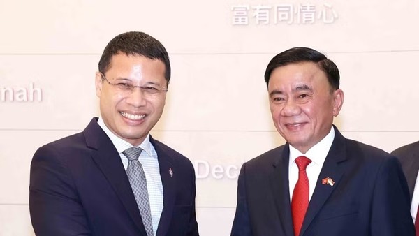Ủy viên Bộ Chính trị, Thường trực Ban Bí thư Trần Cẩm Tú gặp Chủ tịch Đảng Hành động Nhân dân Singapore, Bộ trưởng Bộ Giáo dục Singapore Desmond Lee. Ảnh: TTXVN.