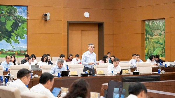Bộ trưởng Bộ Tài chính Ngô Văn Tuấn báo cáo tại phiên họp - Ảnh: QH. 