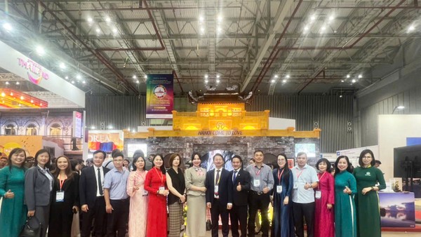 Ông Trần Trung Hiếu (thứ 8 từ phải sang) và các đơn vị tham gia Khu gian hàng TP. Hà Nội.