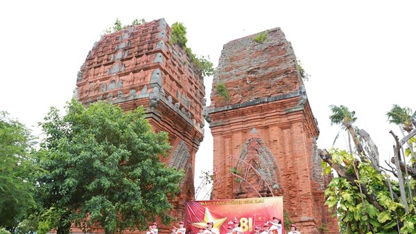 Chương trình nghệ thuật “Giai điệu tự hào” được tổ chức tại Di tích Tháp Đôi.